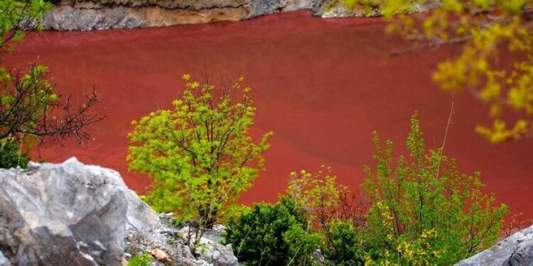Кога природата црта: Езерото Козјак еднаш годишно се обојува во црвено – Фото