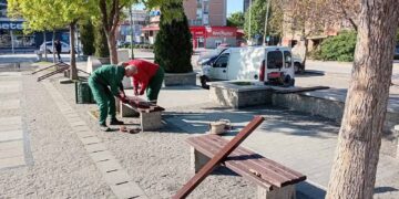 Прилепските паркови добиваат нов урбан изглед– ЈКП Комуналец започна со замена на оштетените клупите