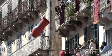 (ВИДЕО) Спектакл на Крф: илјадници ќупови се кршат на улица за Велигден – традиција што го воодушевува светот