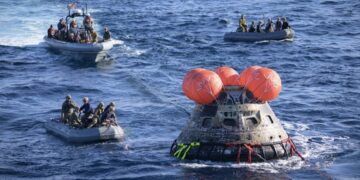(ВИДЕО) Спектакуларно враќање од вселената: вака беа извлечени астронаутите од капсулата „Орион“
