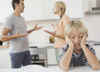 Родителски грешки што создаваат агресивни деца: 11 навики кои мора веднаш да се препознаат