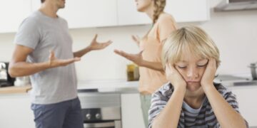 Родителски грешки што создаваат агресивни деца: 11 навики кои мора веднаш да се препознаат