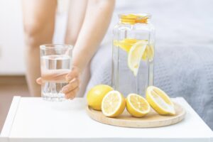 Зошто чаша вода со лимон е идеален почеток на денот: едноставна навика со повеќе придобивки