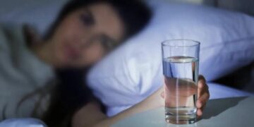 Чаша топла вода пред спиење: мал ритуал со големи ефекти за телото