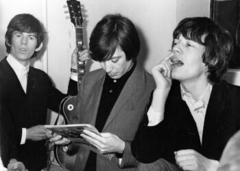 Нова биографија ги открива тајните на Ролинг Стоунс: Мик Џегер двапати за малку ќе загинел