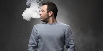 Лекарите предупредуваат: Вејпањето (електронскки цигари) може да предизвика сериозно оштетување на белите дробови