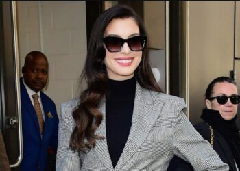 (Видео) Ен Хатавеј во нов стил: Холивудската ѕвезда блесна со деловна елеганција