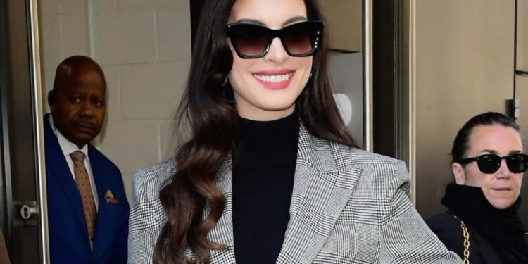 (Видео) Ен Хатавеј во нов стил: Холивудската ѕвезда блесна со деловна елеганција