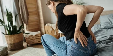 Освежи го грбот за 10 минути: едноставна рутина што ги намалува болките без лекови