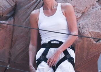 Шарлиз Терон направи спектакл во Њујорк: се искачи по ѕид сред Тајм сквер за промоција на „Apex“