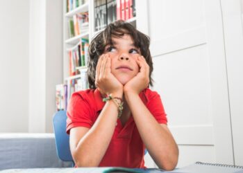 Родители, не мора постојано да ги забавувате децата – досадата е клуч за нивниот развој