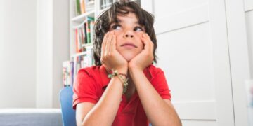 Родители, не мора постојано да ги забавувате децата – досадата е клуч за нивниот развој