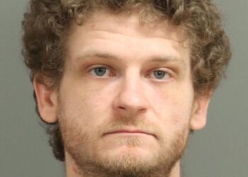 Актер од “The Hungar Games”  уапсен за напад со оружје – се соочува со тешки обвиненија