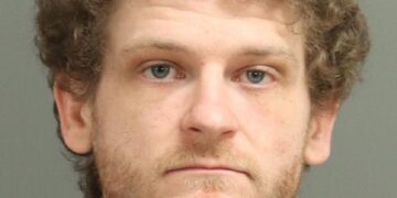 Актер од “The Hungar Games”  уапсен за напад со оружје – се соочува со тешки обвиненија