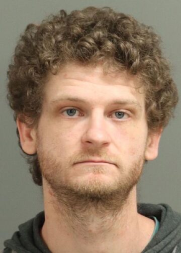 Актер од “The Hungar Games”  уапсен за напад со оружје – се соочува со тешки обвиненија