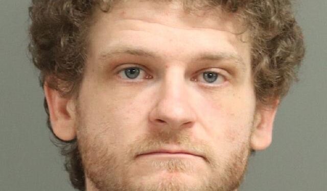 Актер од “The Hungar Games”  уапсен за напад со оружје – се соочува со тешки обвиненија