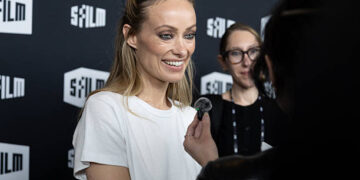 Оливија Вајлд во центар на жестока дебата по појавувањето на црвениот тепих во Сан Франциско