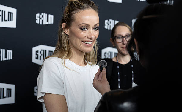 Оливија Вајлд во центар на жестока дебата по појавувањето на црвениот тепих во Сан Франциско