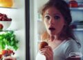 Стоп за ноќното грицкање: Неколку трикови што веднаш го гасат гладот и ви го спасуваат сонот