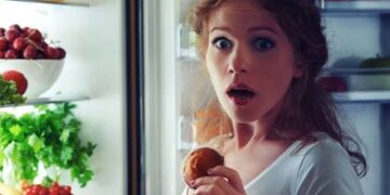 Стоп за ноќното грицкање: Неколку трикови што веднаш го гасат гладот и ви го спасуваат сонот