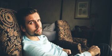 Машка криза на средните години: Тивка психолошка борба што менува животи