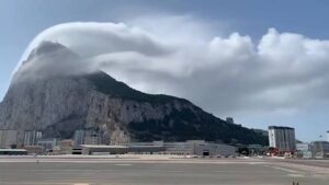 (ВИДЕО) Редок природен феномен: „Леванте“ ја обви карпата на Гибралтар во магла и облаци