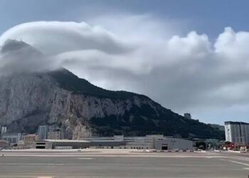 (ВИДЕО) Редок природен феномен: „Леванте“ ја обви карпата на Гибралтар во магла и облаци