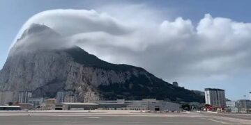 (ВИДЕО) Редок природен феномен: „Леванте“ ја обви карпата на Гибралтар во магла и облаци