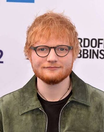 Од здравствен проблем до нов кмиџ Ед Ширан со избричена глава и нова енергија