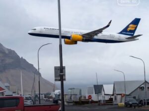 Шок над Исланд: Пилот под истрага по ризичен прелет со „Боинг 757“ на мала височина