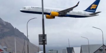 Шок над Исланд: Пилот под истрага по ризичен прелет со „Боинг 757“ на мала височина
