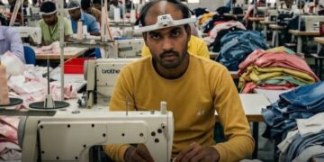 Камери на глава во фабриките: Работници во Индија директно ја тренираат вештачката интелигенција