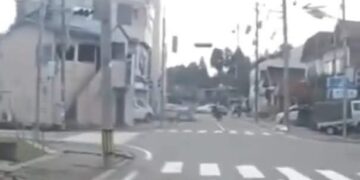 (ВИДЕО) Силен земјотрес од 7,5 степени во Јапонија: страв од цунами, објавена драматична снимка од ударот