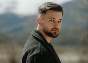 Дамјан Стоименовски ја објави „Рингишпил“ – песна што веќе се врти насекаде