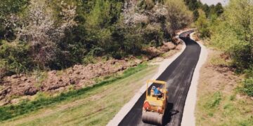 Историски момент за битолско Ротино: по 100 години чекање жителите добија асфалтиран пат до црквата