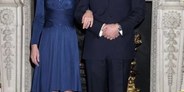 15 години љубов: Кејт и Вилијам во ретка семејна сцена – лежерната фотка со децата го освои светот