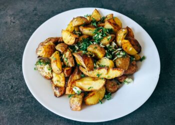 (Видео) Веројатно никогаш не сте јаделе вака приготвени компири, а ви требаат само две лажици за посочен вкус