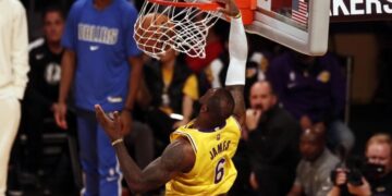 ЛЕЈКЕРСИ ДОБИЈА НЕОЧЕКУВАН ХЕРОЈ: Клупата блесна, победа без Дончиќ на стартот од плејофот