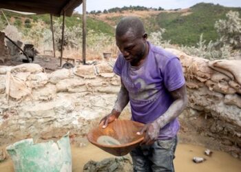 Златото како проклетство: милијарди од рудници, а народот во Зимбабве сè посиромашен