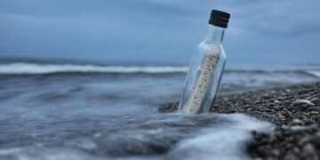 Морничава порака во шише пронајдена на плажа во Ирска – полицијата веднаш реагира