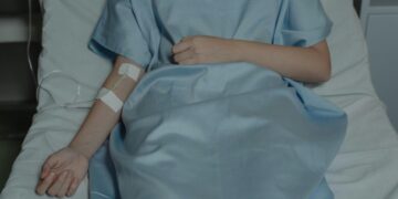 ШОК НА 22 ГОДИНИ: ѝ открија редок вид рак – лекарите предупредуваат на опасен тренд меѓу младите