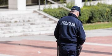Дојави за бомби во повеќе училишта во Сплит, полицијата врши проверки