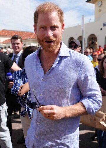 Емотивен момент во авион:Принцот Хари утеши патничка со три збора што ја расплакаа