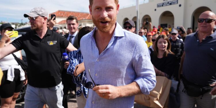 Емотивен момент во авион:Принцот Хари утеши патничка со три збора што ја расплакаа