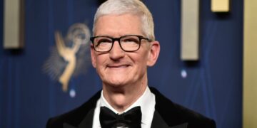 По 15 години на чело на Apple: Тим Кук се повлекува, Џон Тернус нов извршен директор