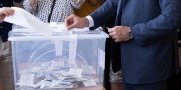 Гласање во сенка на криза: Бугарија по седми пат избира парламент за 5 години