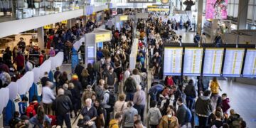 Хаос на европските аеродроми: Новиот систем за пасошка контрола создава долги редици, авиокомпаниите бараат суспензија