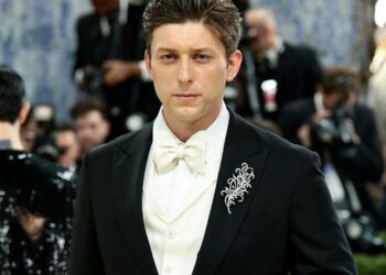 Ново лице за агентот 007? Младиот британски актер Том Френсис влезе во трката за Џејмс Бонд