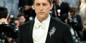 Ново лице за агентот 007? Младиот британски актер Том Френсис влезе во трката за Џејмс Бонд