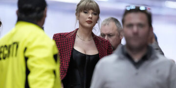 (ВИДЕО) Скандал зад сцената: Обезбедувањето на Taylor Swift спречи непримерно снимање од папараци
